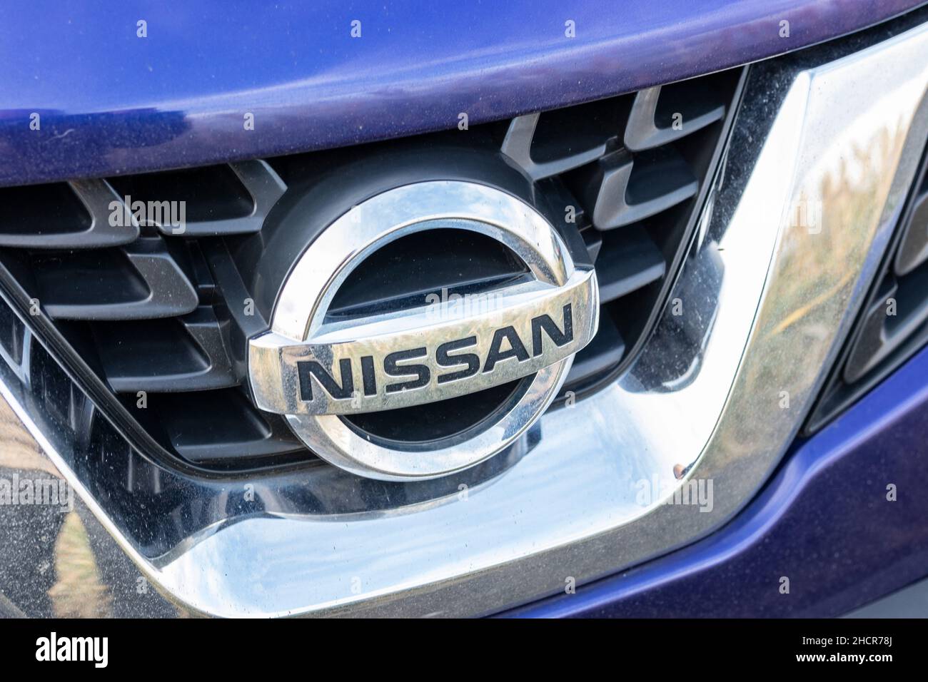 Primo piano del logo cromato della griglia Nissan sulla griglia Foto Stock