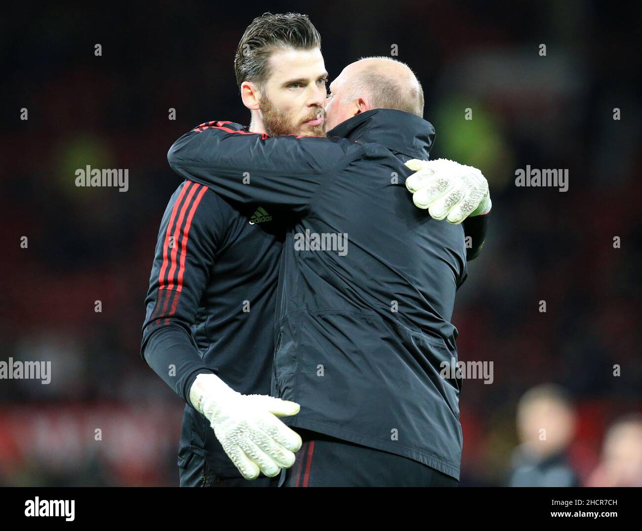 Old Trafford, Manchester, Regno Unito. 30th Dic 2021. Premier League Football Manchester United Versus Burnley; Manchester United Goalkeeping coach Richard Hartis abbraccia il portiere del Manchester United David De Gea Credit: Action Plus Sports/Alamy Live News Foto Stock