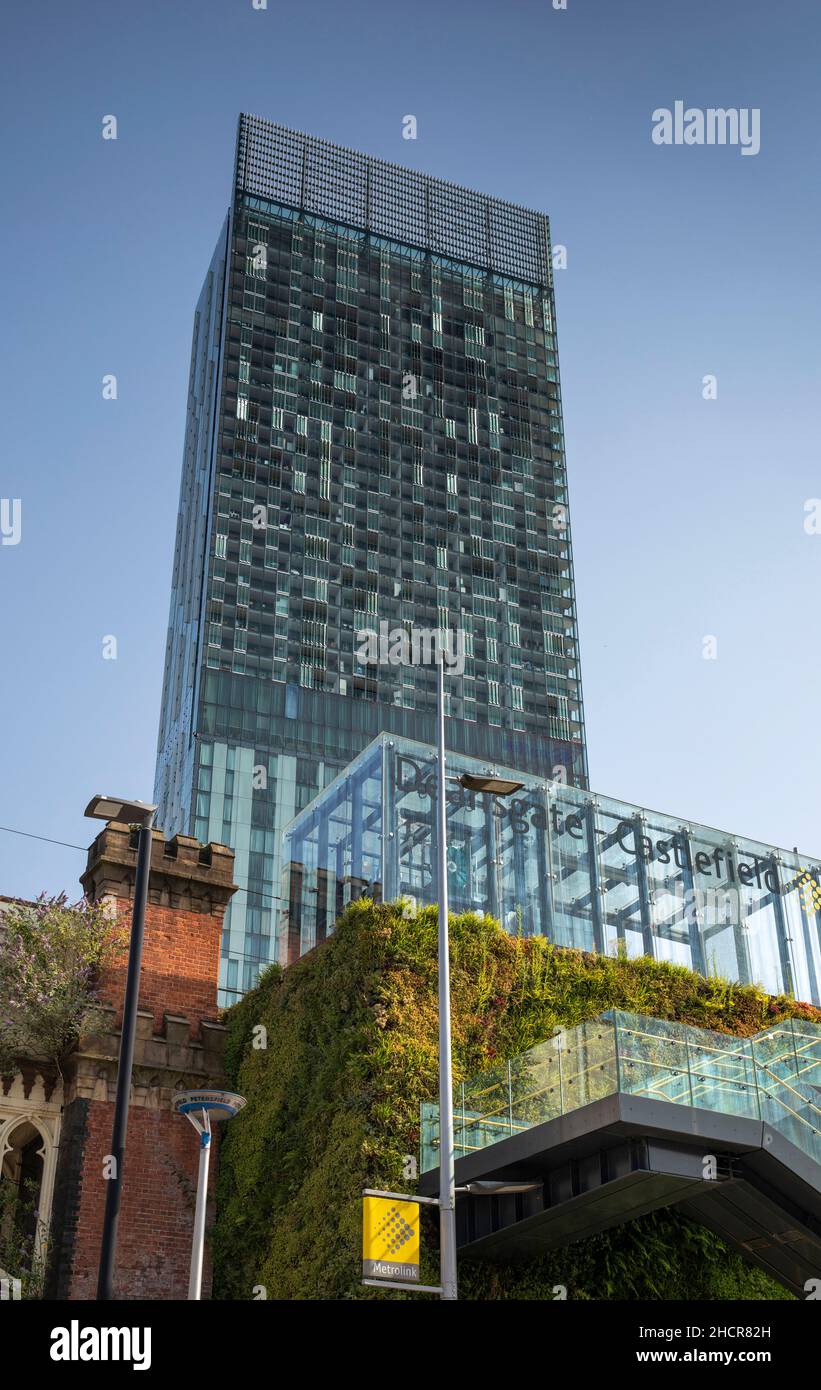 Regno Unito, Inghilterra, Manchester, Beetham Tower a 47 piani da Deansgate - Castlefield Metrolink Station Foto Stock