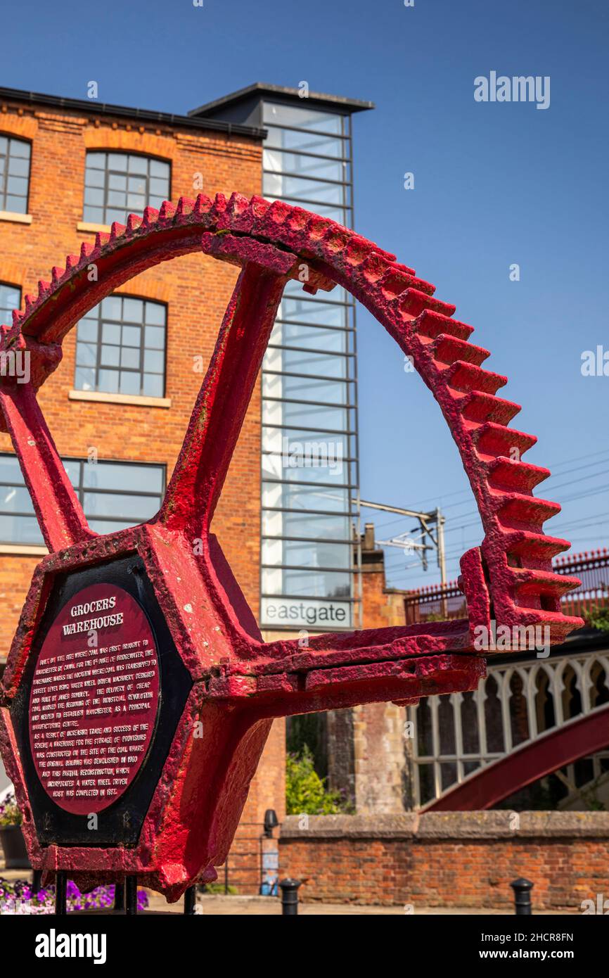 Regno Unito, Inghilterra, Manchester, Castlefield, Castle Street, Edificio Eastgate presso il magazzino Grocer's Warehouse vecchio segno industriale cog Heritage Foto Stock