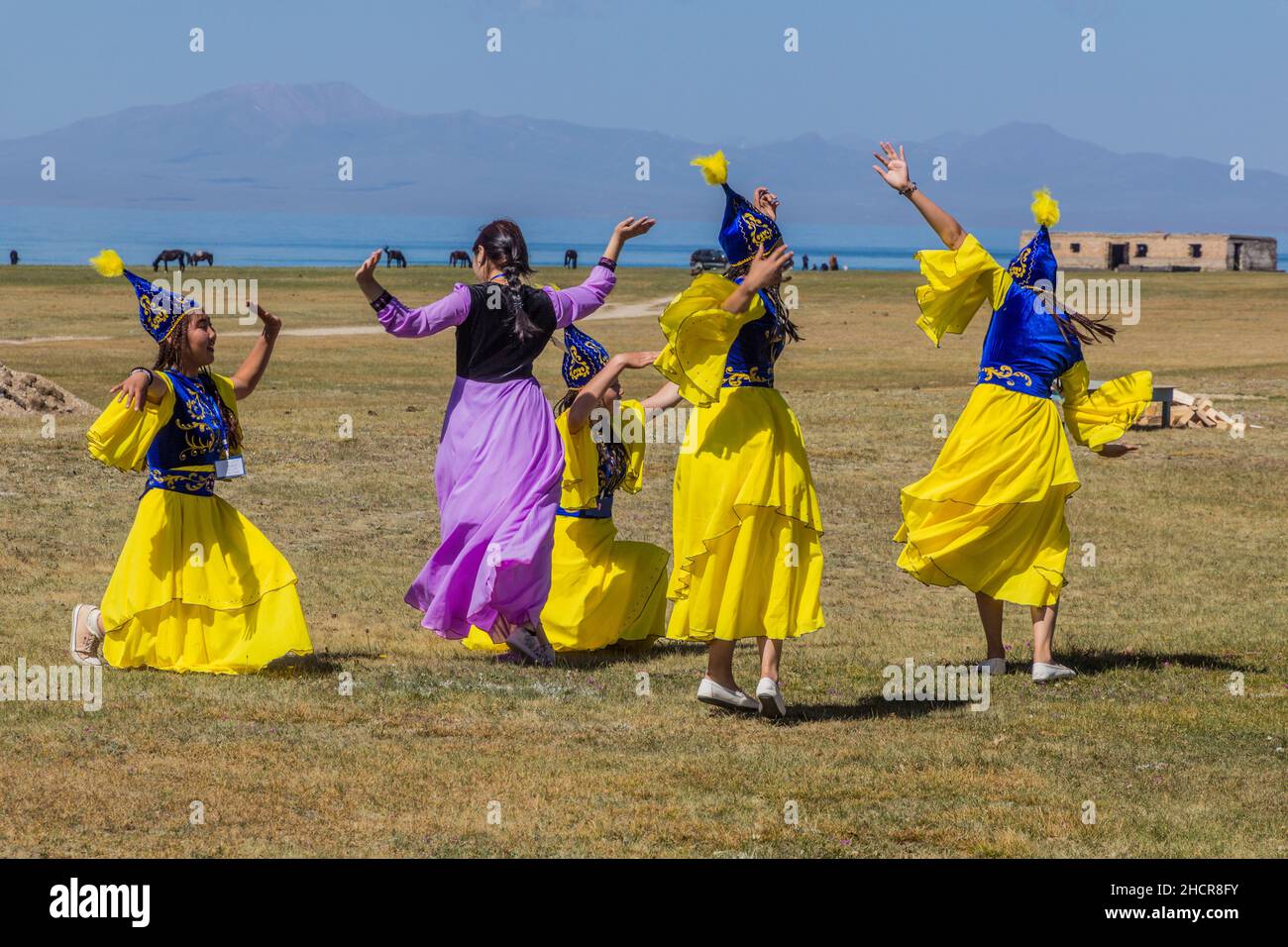 CANZONE KOL, KIRGHIZISTAN - 25 LUGLIO 2018: Spettacolo di danza tradizionale durante il Festival Nazionale dei Giochi a Cavallo sulle rive del lago Son Kol Foto Stock