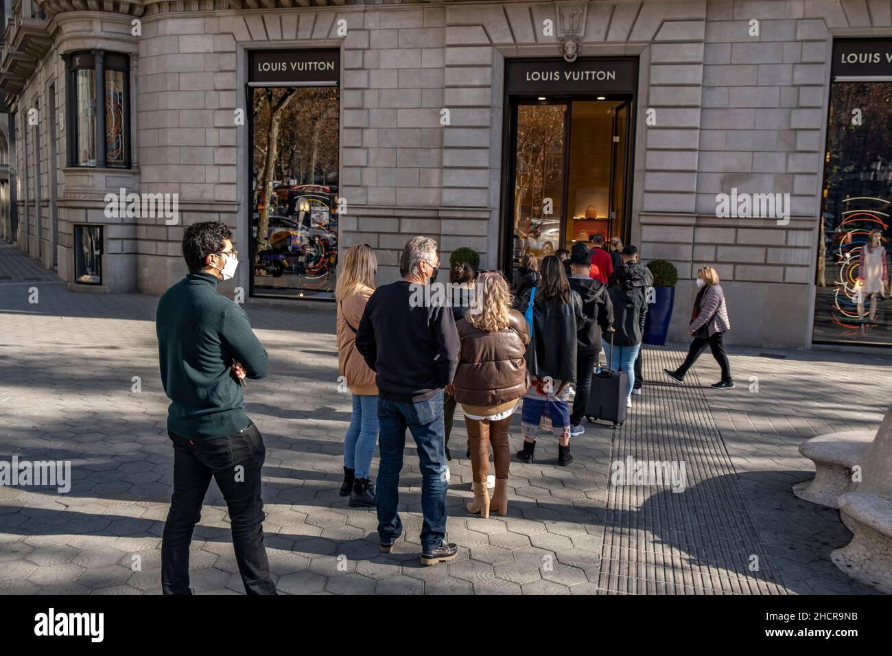 Barcellona, Spagna. 31st Dic 2021. Le persone sono viste fare la fila per entrare nel negozio Louis Vuitton a Passeig de Gràcia.nonostante l'aumento dei casi positivi dovuto a Covid-19 nelle ultime settimane e con un tasso di occupazione turistica che è al 60%, Barcellona mantiene una forte attività commerciale con poche ore di tempo a sinistra fino alla fine del 2021. (Foto di Paco Freire/SOPA Images/Sipa USA) Credit: Sipa USA/Alamy Live News Foto Stock