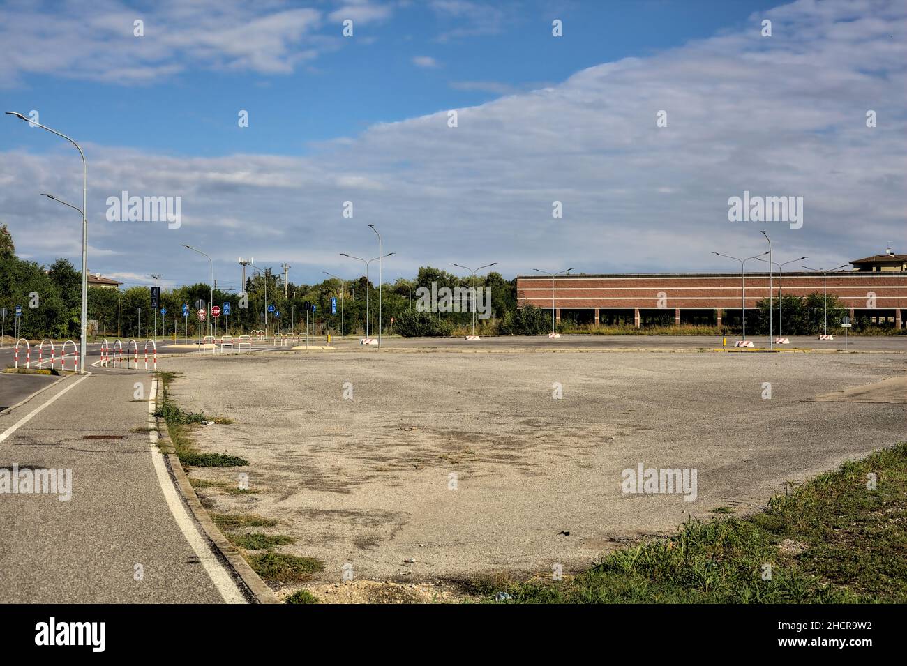 Abbandonato composto nella campagna italiana in una giornata di sole Foto Stock