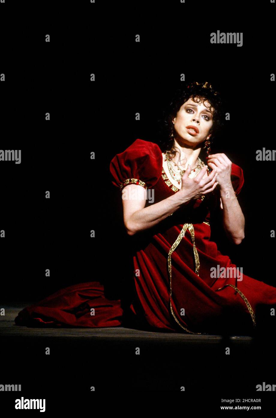 Atto 2: Maria Ewing (Foria Tosca) in TOSCA di Puccini alla Royal Opera, Covent Garden, Londra WC2 06/07/1991 Direttore: Michel Plasson Set design: Renzo Mongiardino Costumi: Marcel Escoffier Revival Lighting: John B Leggi il regista originale: Franco Zeffirelli Revival Director: John Cox Foto Stock