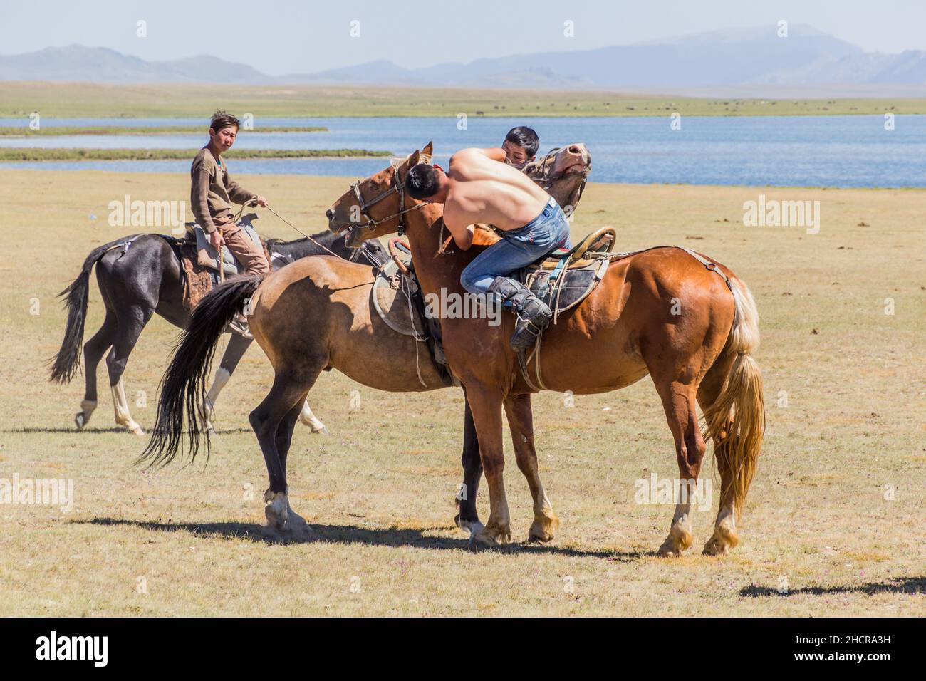 CANZONE KOL, KIRGHIZISTAN - 25 LUGLIO 2018: Lotta a cavallo al National Horse Games Festival sulle rive del lago Son Kol Foto Stock