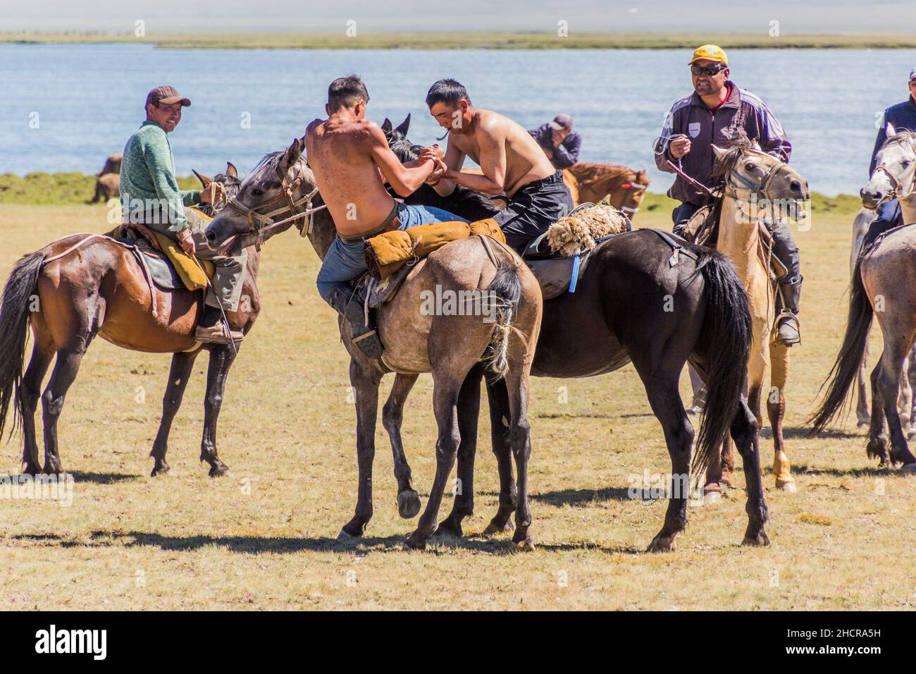CANZONE KOL, KIRGHIZISTAN - 25 LUGLIO 2018: Lotta a cavallo al National Horse Games Festival sulle rive del lago Son Kol Foto Stock
