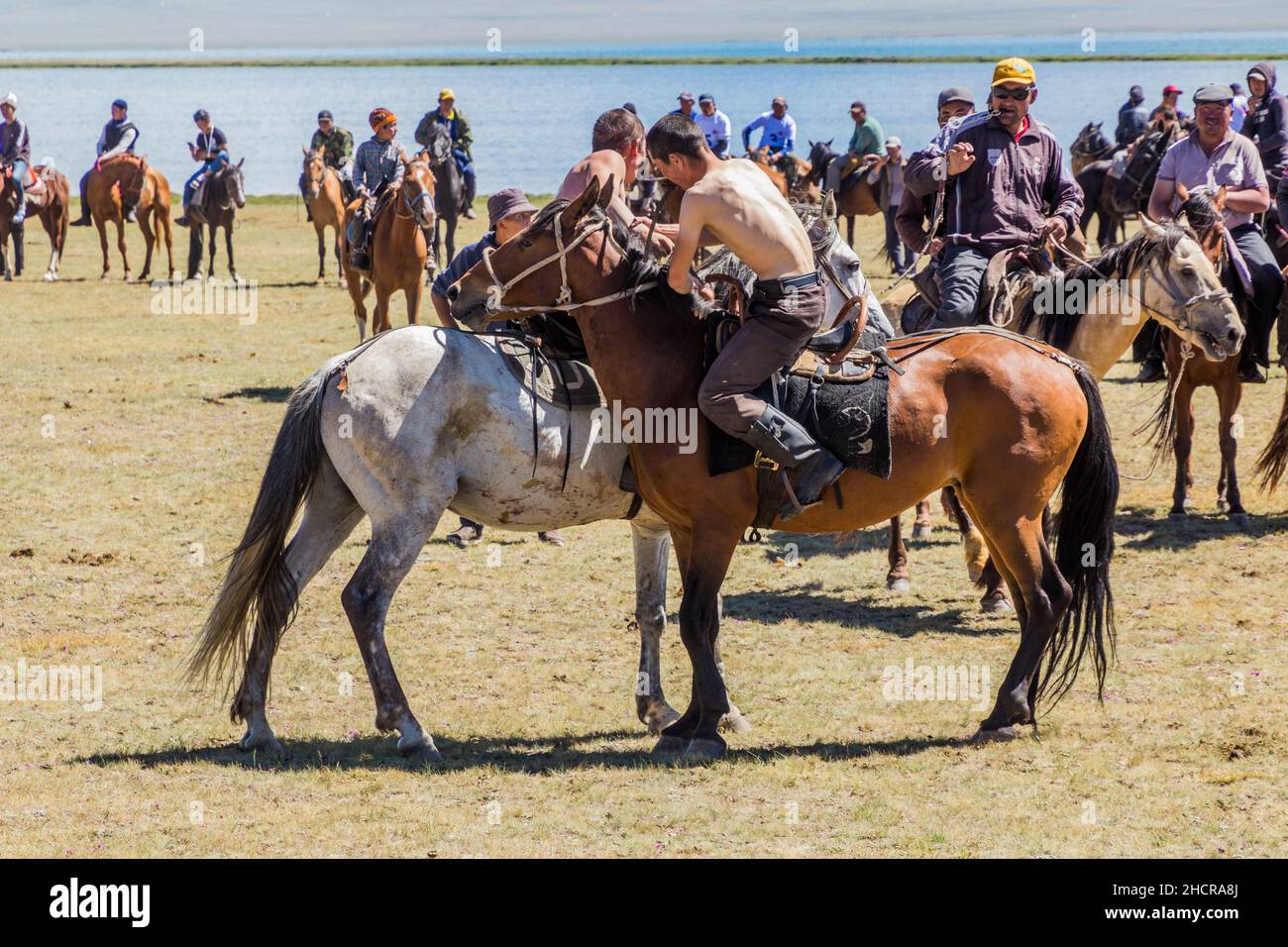 CANZONE KOL, KIRGHIZISTAN - 25 LUGLIO 2018: Lotta a cavallo al National Horse Games Festival sulle rive del lago Son Kol Foto Stock