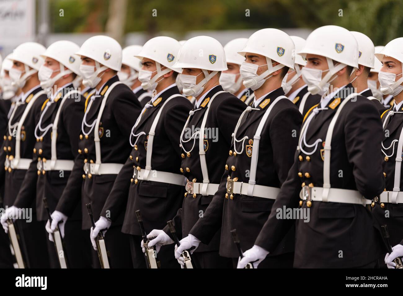 Istanbul, Turchia - 29 ottobre 2021: Squadra di soldato studentesco in linea con i fucili in ottobre 29 festa della Repubblica di Turchia. Scatto editoriale in IST Foto Stock