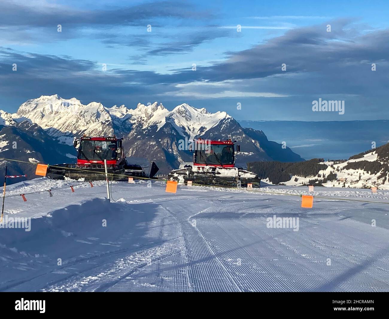 Villars sur Ollon, Svizzera - 04. Febbraio 2021: Due PistenBully nel paesaggio montano dopo la preparazione delle piste Foto Stock