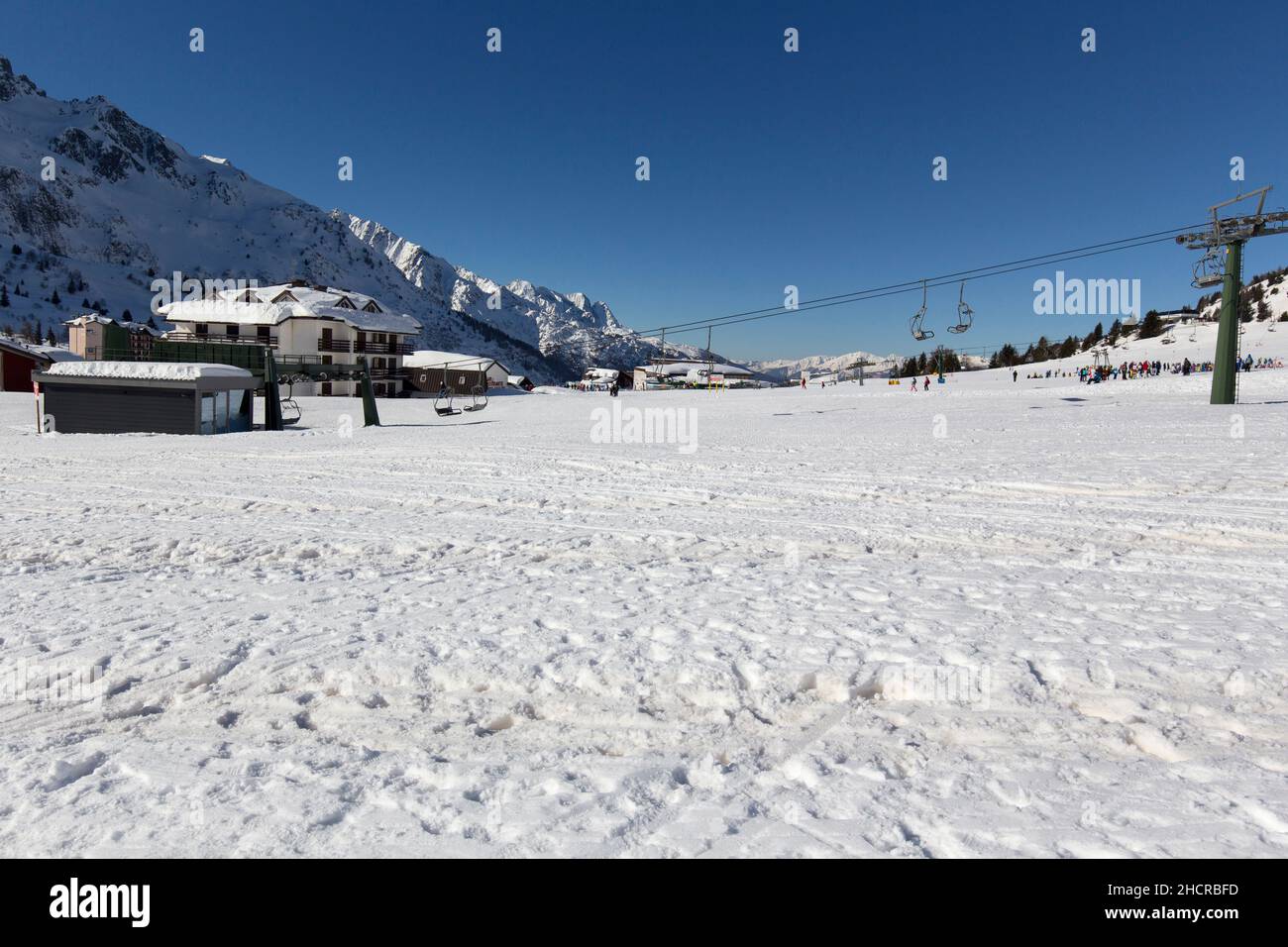Passo del Tonale, Italia - 21 febbraio 2021: Persone sulla neve durante la stagione invernale del cielo in Italia Foto Stock