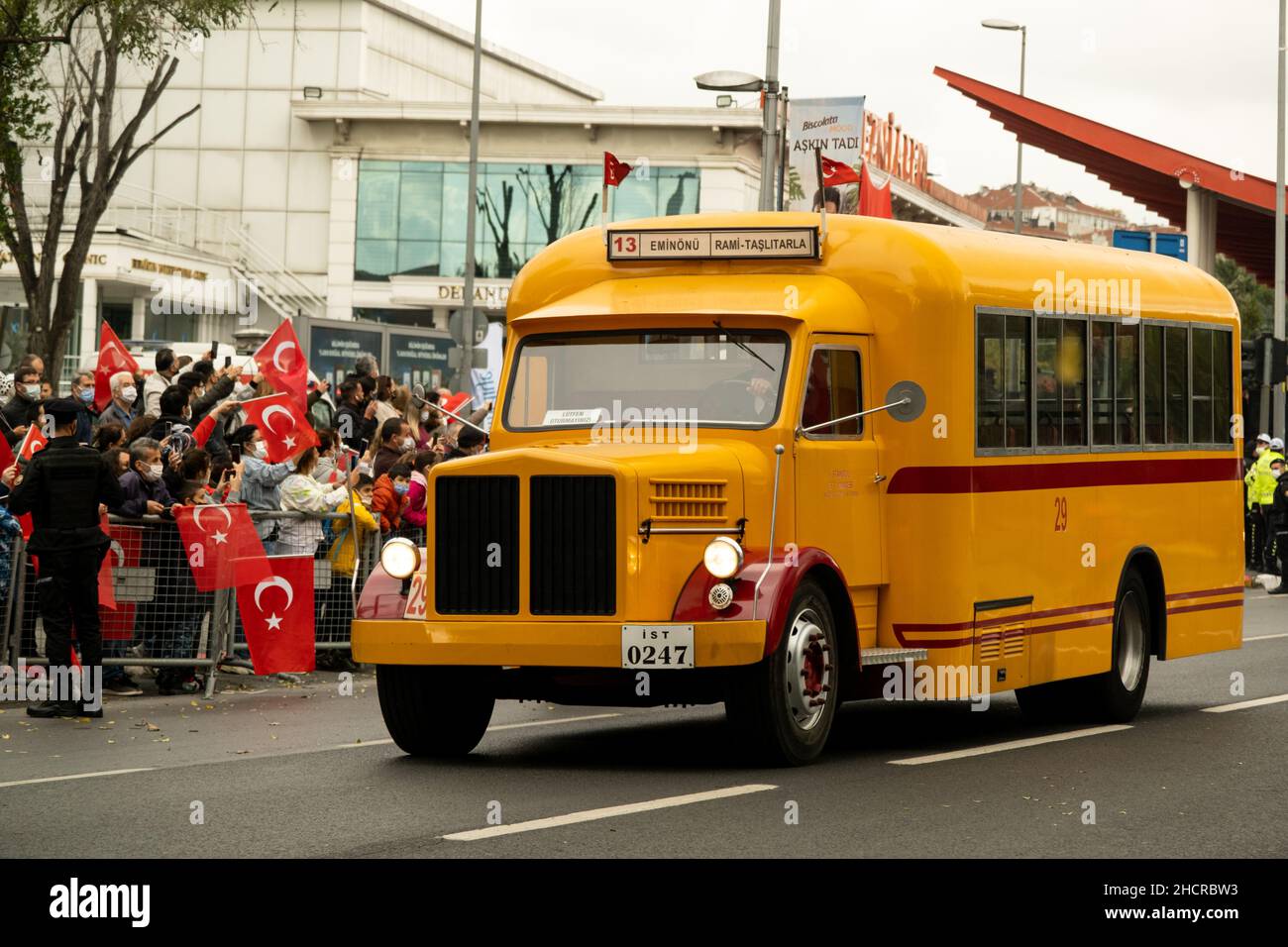 Istanbul, Turchia - 29 ottobre 2021: Vista laterale del vintage Passanger bus SCANIA-VABIS prodotto nel 1943 le celebrazioni della repubblica di Turchia. Foto Stock