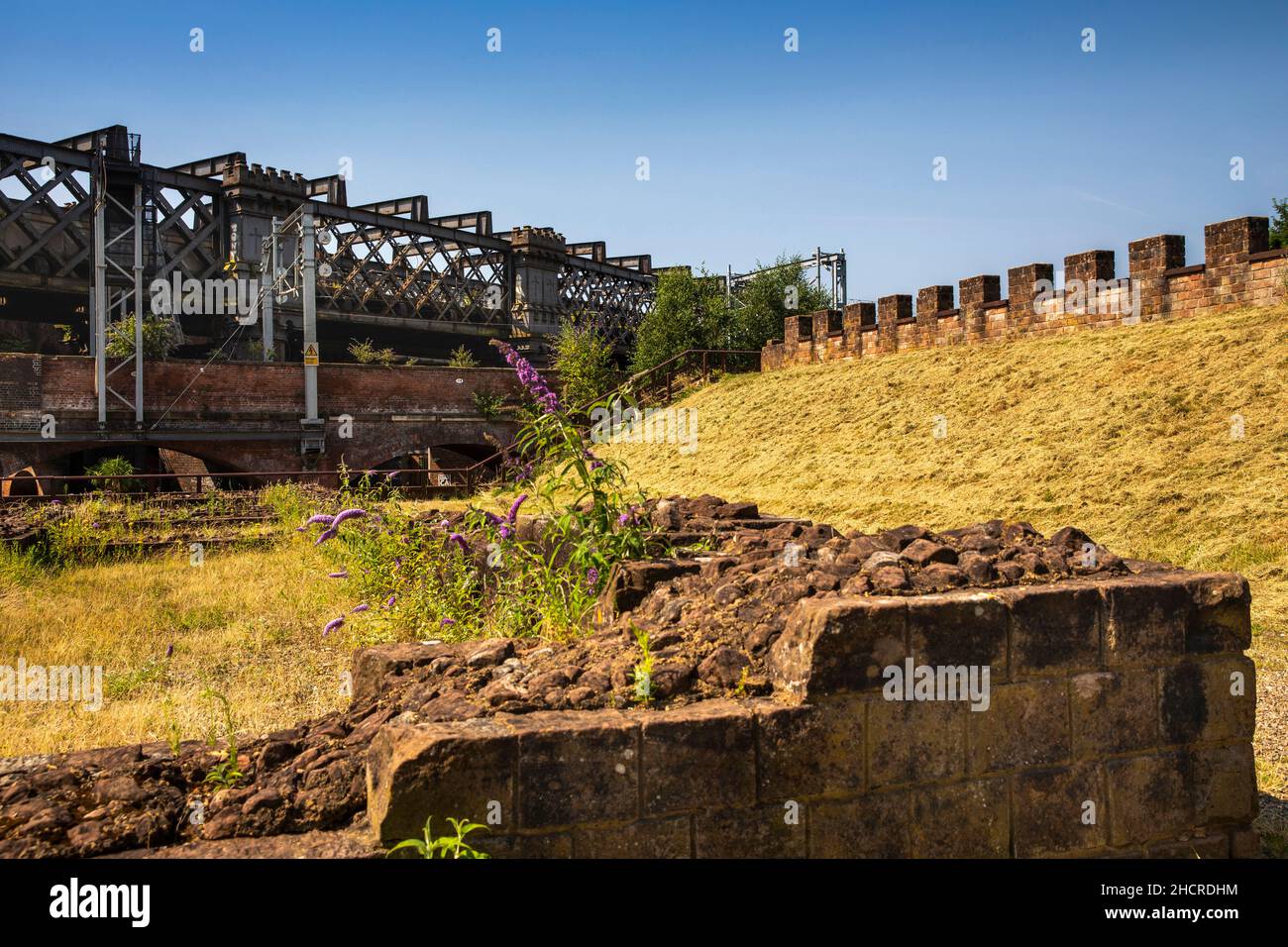 Regno Unito, Inghilterra, Manchester, Castlefield, mura ricostruite del Forte romano di Mamucium e viadotto ferroviario ridondante Foto Stock