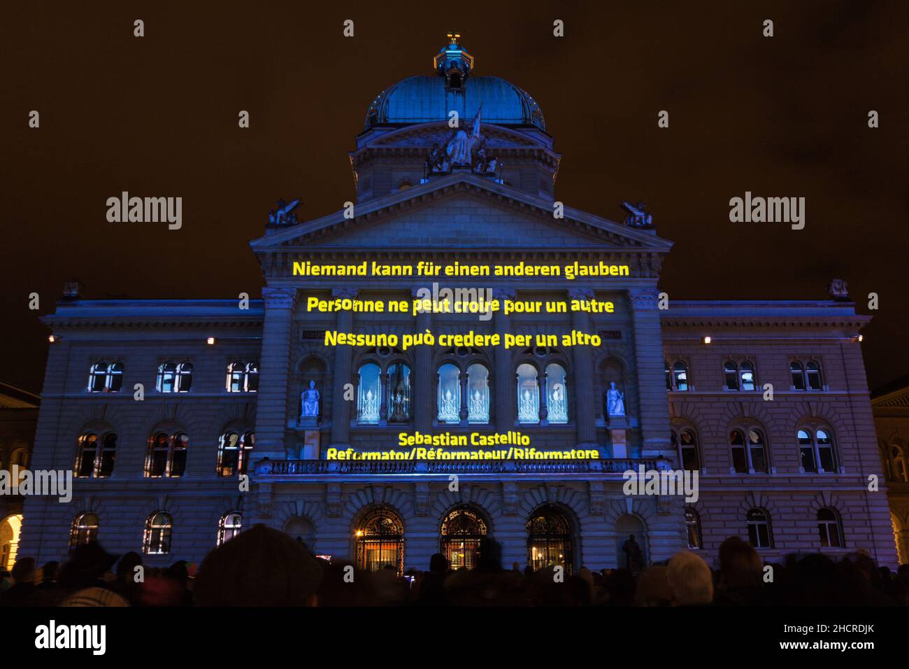 Berna, Svizzera - Novembre 11. 2017: Spettacolo annuale di luci 'Rendesz-vous Bundesplatz' sulla casa del governo. Tema del 2017 è 500 anni di riforma wit Foto Stock