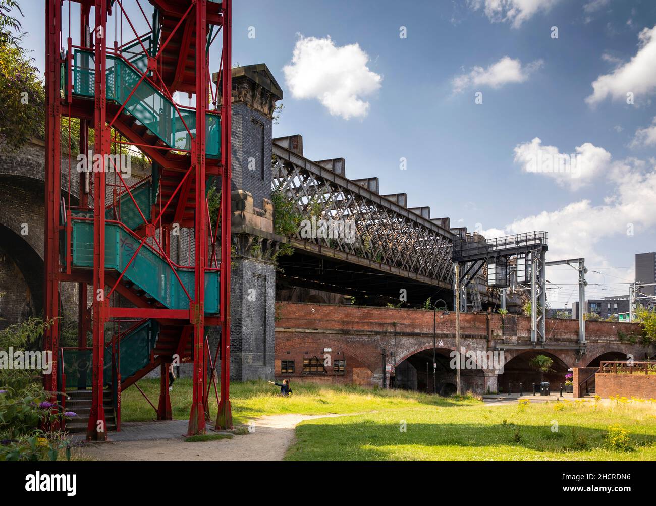 Regno Unito, Inghilterra, Manchester, Castlefield, a pochi passi dal parcheggio della stazione di Deansgate presso il viadotto ferroviario ridondante Foto Stock