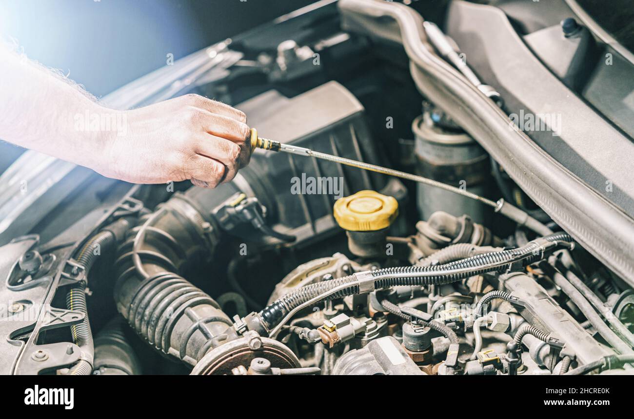 controllare l'olio nel motore per auto moderno Foto Stock