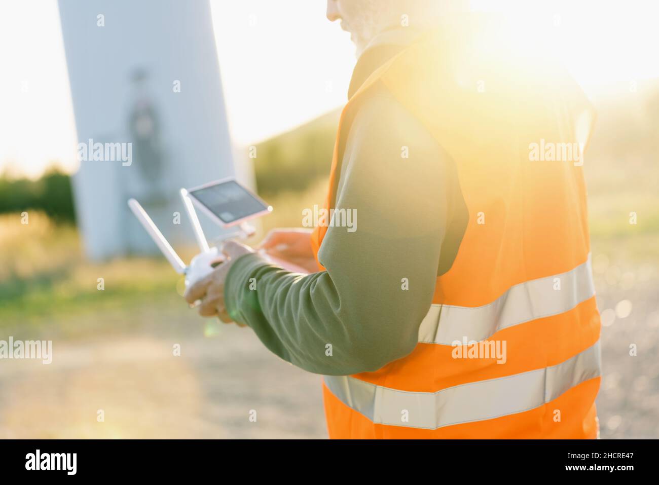 Ispezione dei droni. L'operatore ispeziona il cantiere volando con il drone Foto Stock