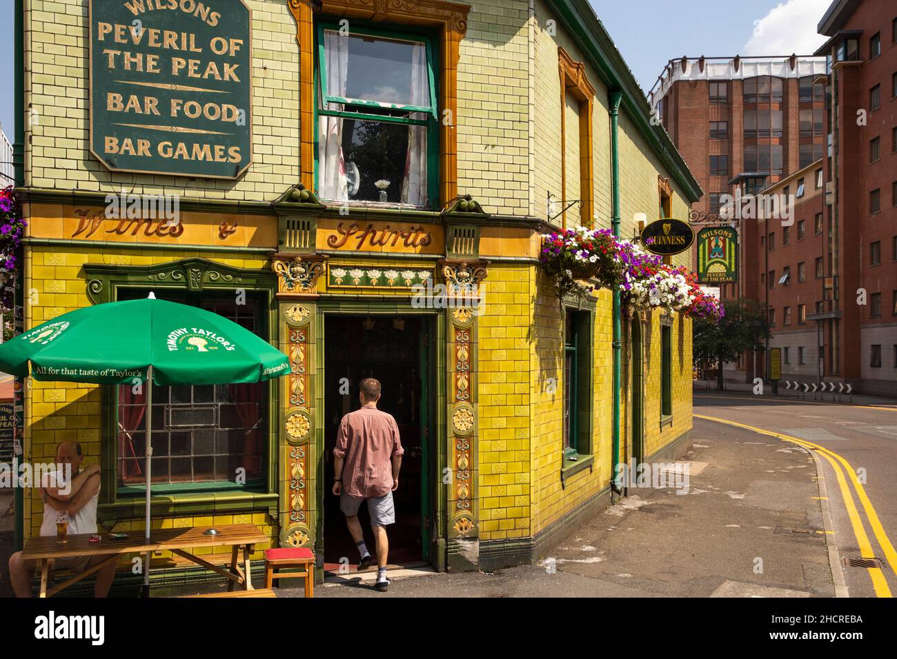 Regno Unito, Inghilterra, Manchester, Great Bridgewater Street, cliente che entra in Peveril of the Peak, storico pub piastrellato Foto Stock