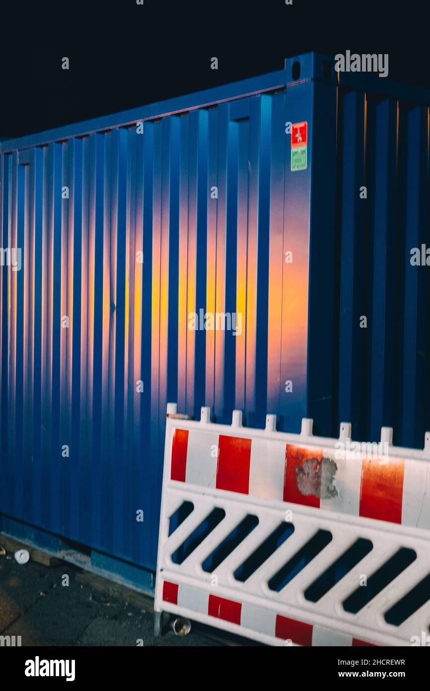 Colpo verticale di un contenitore intermodale blu e un cartello su un porto Foto Stock