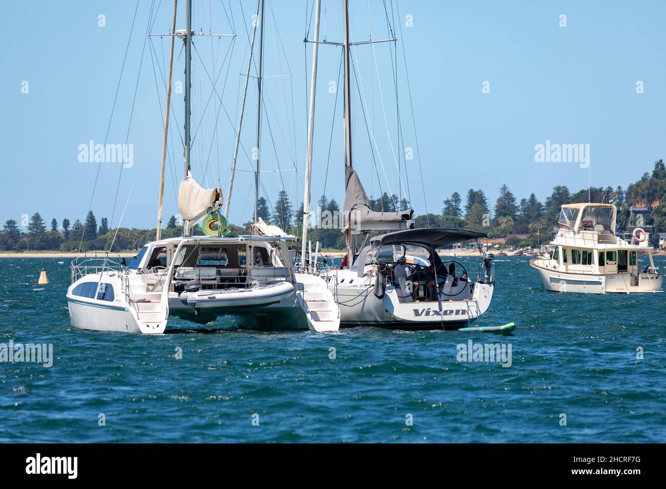 Pittwater Sydney, barche ormeggiate a Pittwater omg a Summers Day, Sydney, Australia Foto Stock