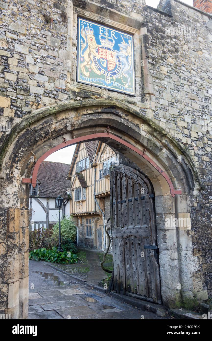 Edificio Tudor attraverso la porta, Cattedrale vicino, Winchester, Hampshire, Inghilterra, Regno Unito Foto Stock