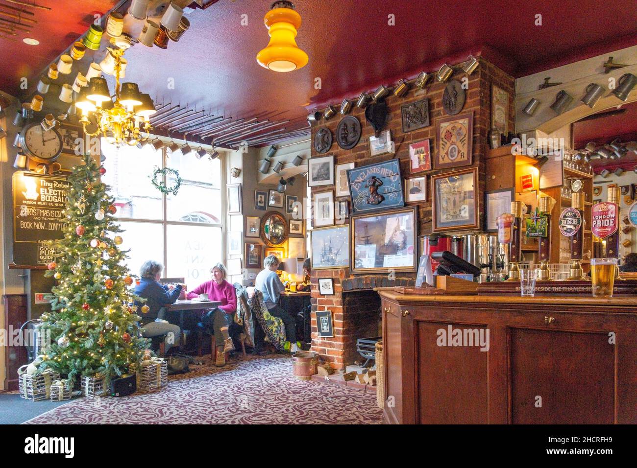 Pub interno a Natale, 18th Century Wykeham Arms Pub, Kingsgate Street, Winchester, Hampshire, Inghilterra, Regno Unito Foto Stock
