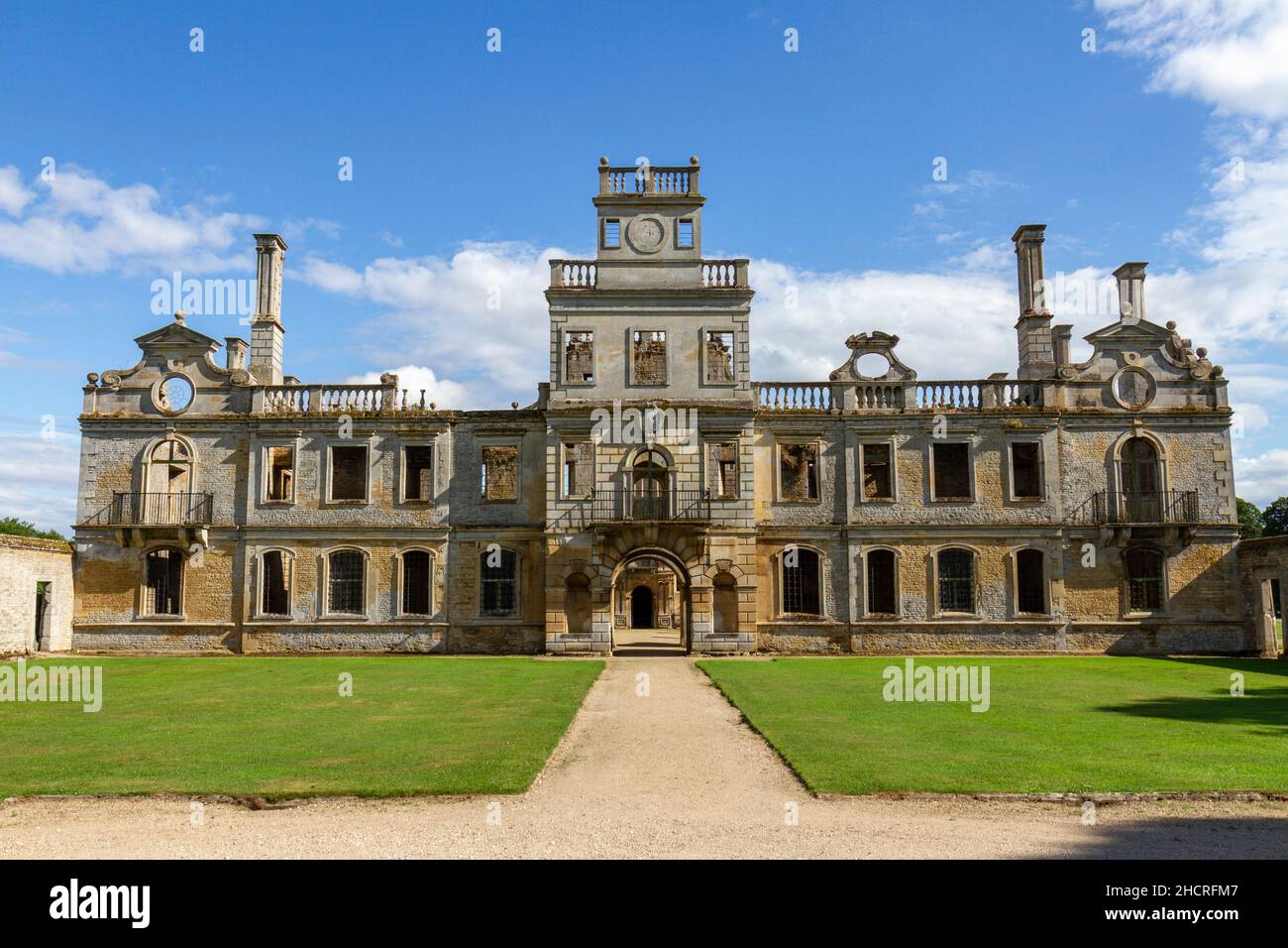 Facciata d'ingresso di Kirby Hall, una casa di campagna elisabettiana, situata vicino a Gretton, Northamptonshire, Inghilterra. Foto Stock