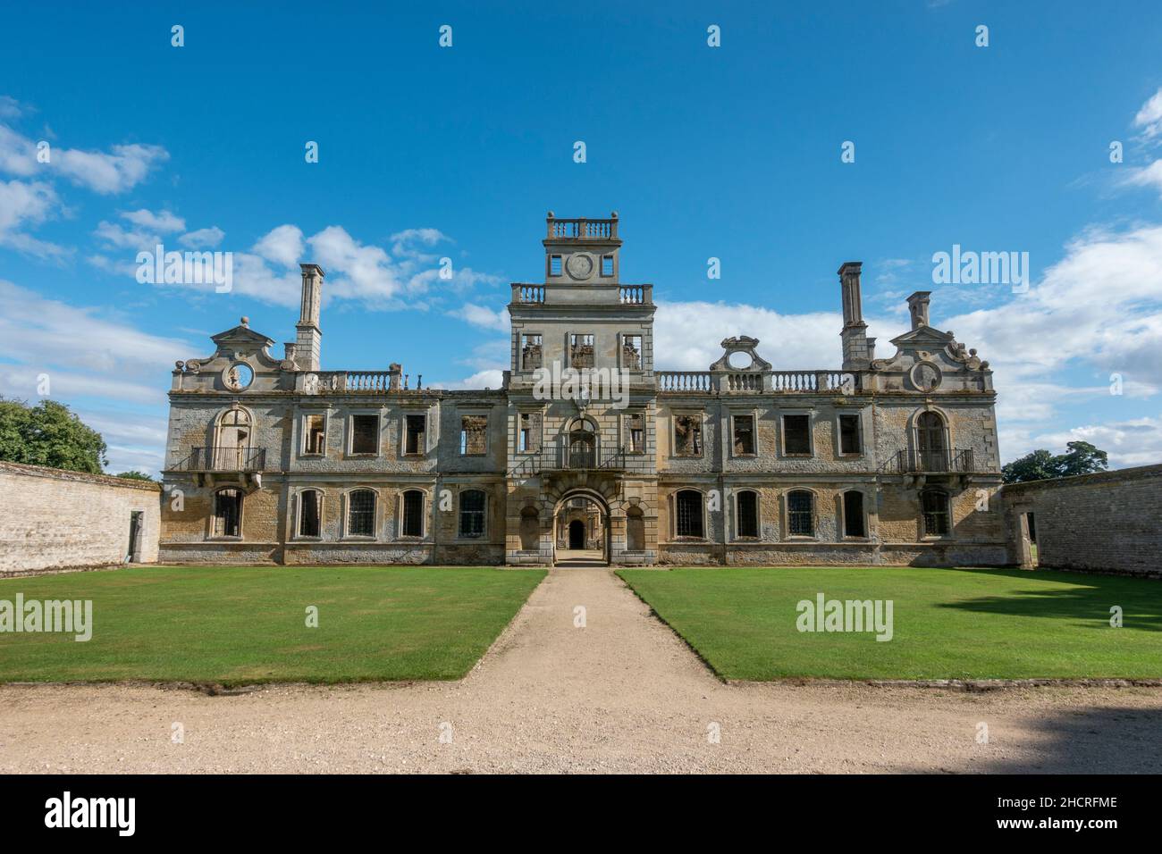 Facciata d'ingresso di Kirby Hall, una casa di campagna elisabettiana, situata vicino a Gretton, Northamptonshire, Inghilterra. Foto Stock