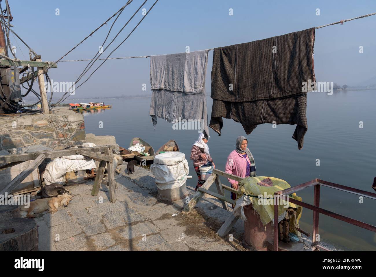 Srinagar, India. 31st Dic 2021. Donne che camminano sulla riva del lago dal durante una fredda giornata invernale a Srinagar. Credit: SOPA Images Limited/Alamy Live News Foto Stock