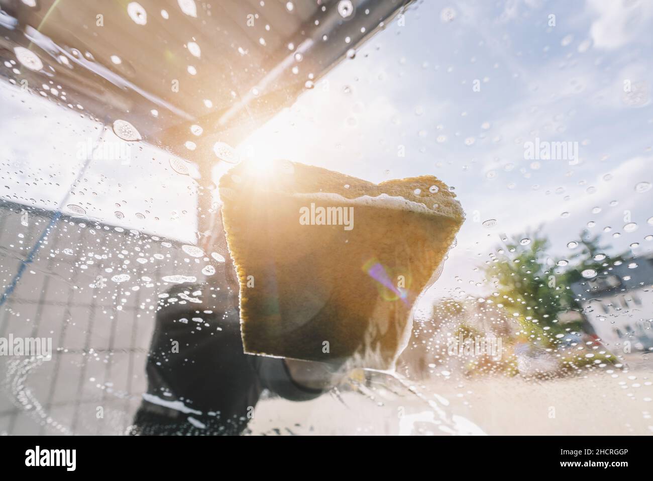 Autolavaggio manuale con spugna Foto Stock