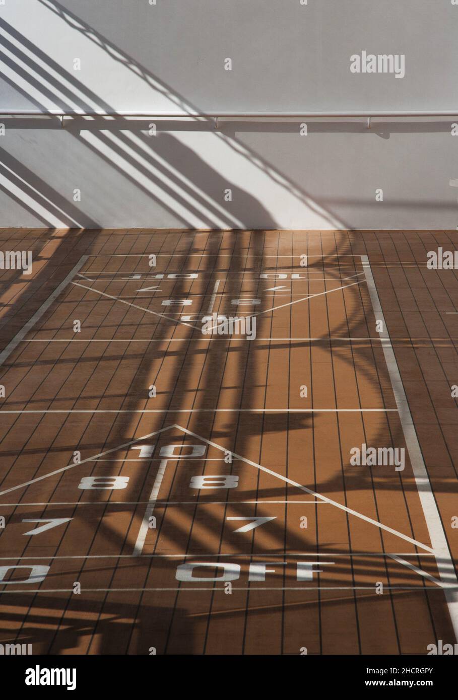 Immagine astratta con ombre dell'area shuffle board sul ponte della linea di crociera Cunard Queen Elizabeth Foto Stock