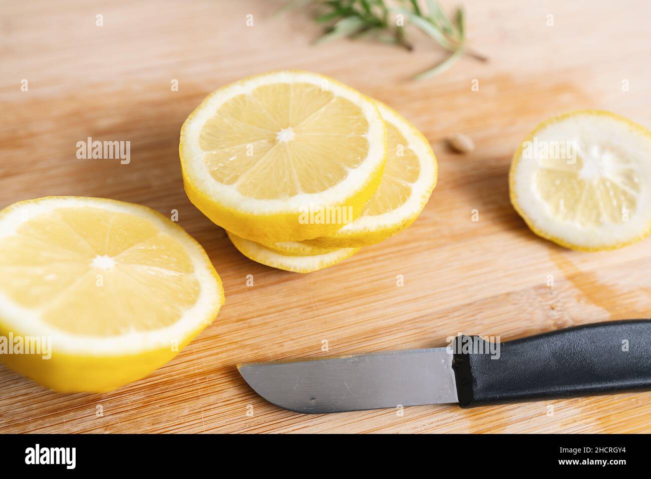 Fette di limone su un tavolo di legno da taglio Foto Stock