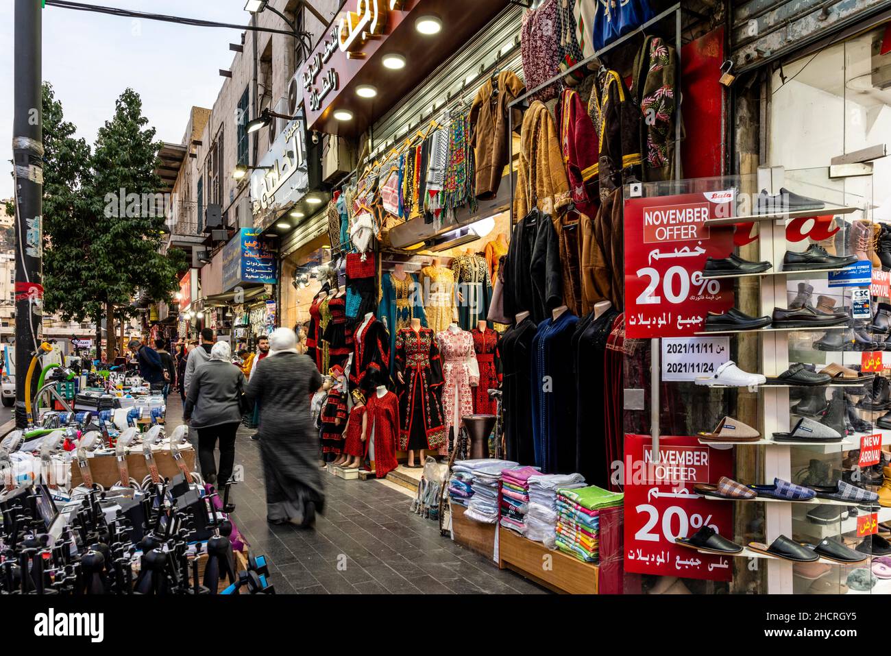 Negozi di abbigliamento e calzature colorati nel centro di Amman, Amman, Giordania. Foto Stock