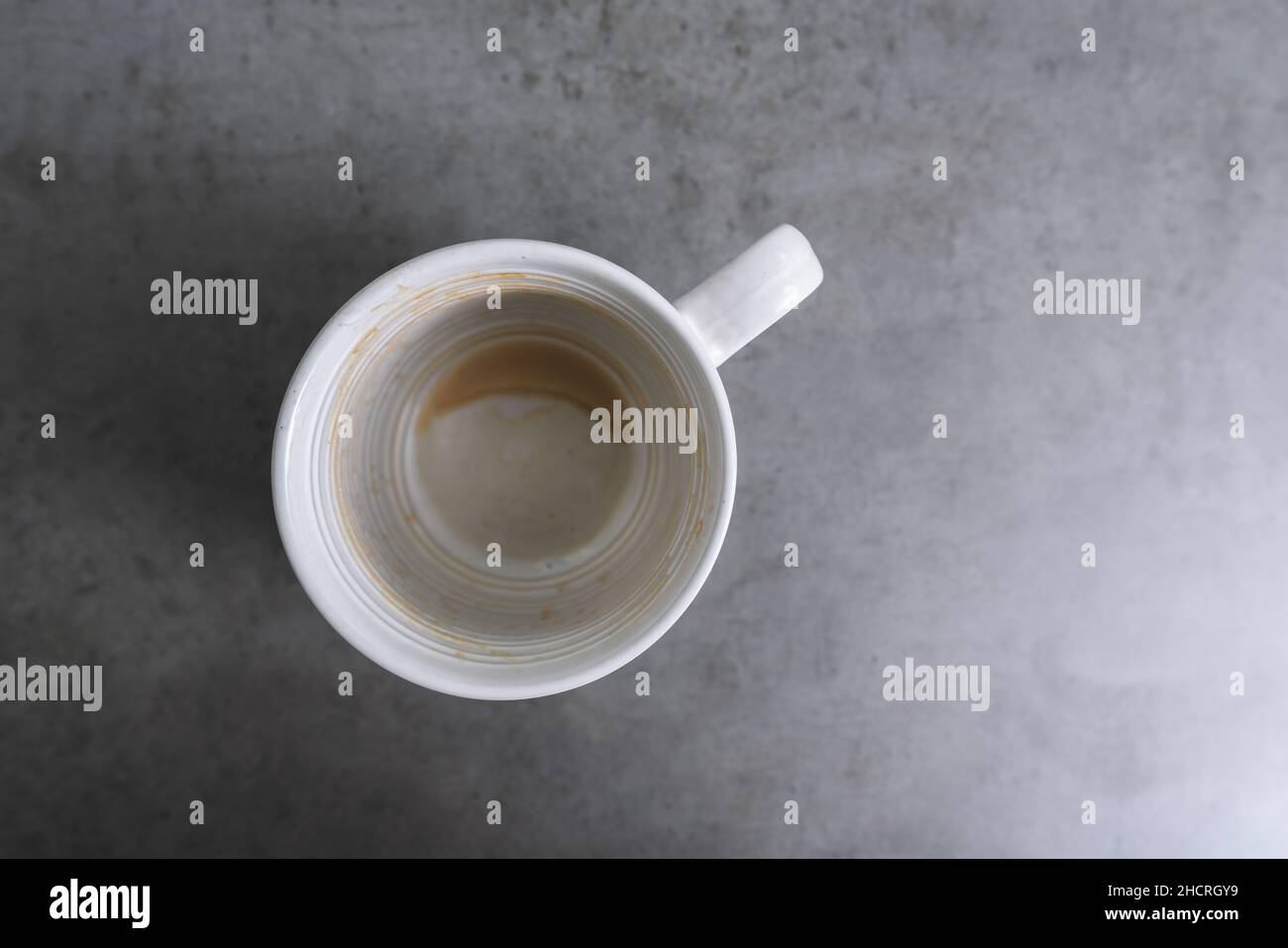 Svuotare la tazza di caffè dopo aver bevuto sul tavolo grigio Foto Stock