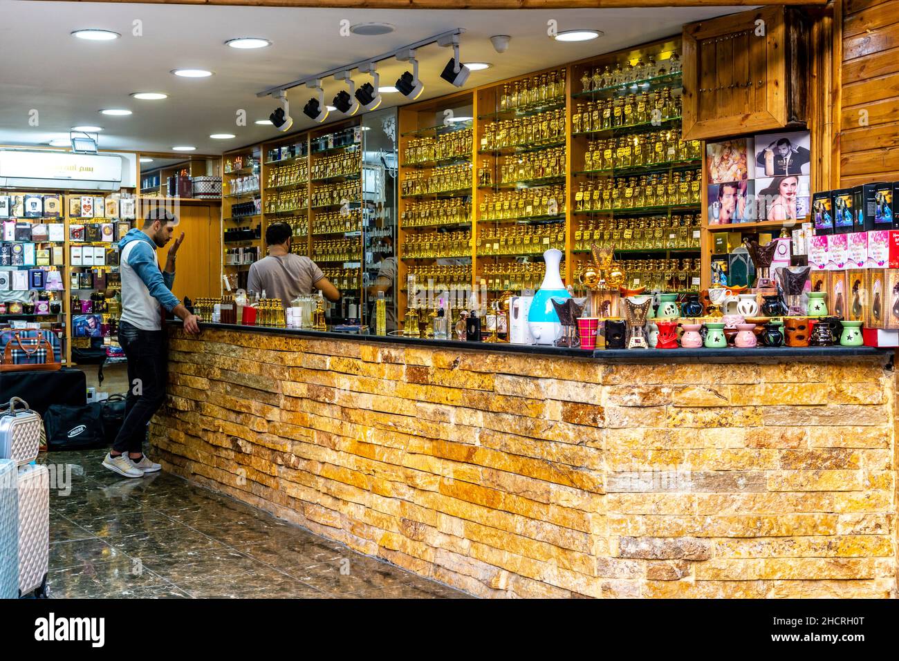 Un uomo acquista un profumo in Un negozio di profumi/profumi, Amman, Giordania. Foto Stock