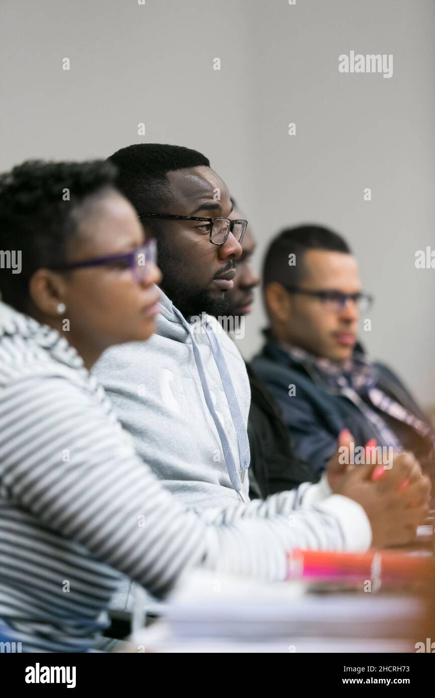 Johannesburg, Sud Africa - 2 settembre 2017: Diversi delegati adulti che frequentano un corso d'affari in aula Foto Stock