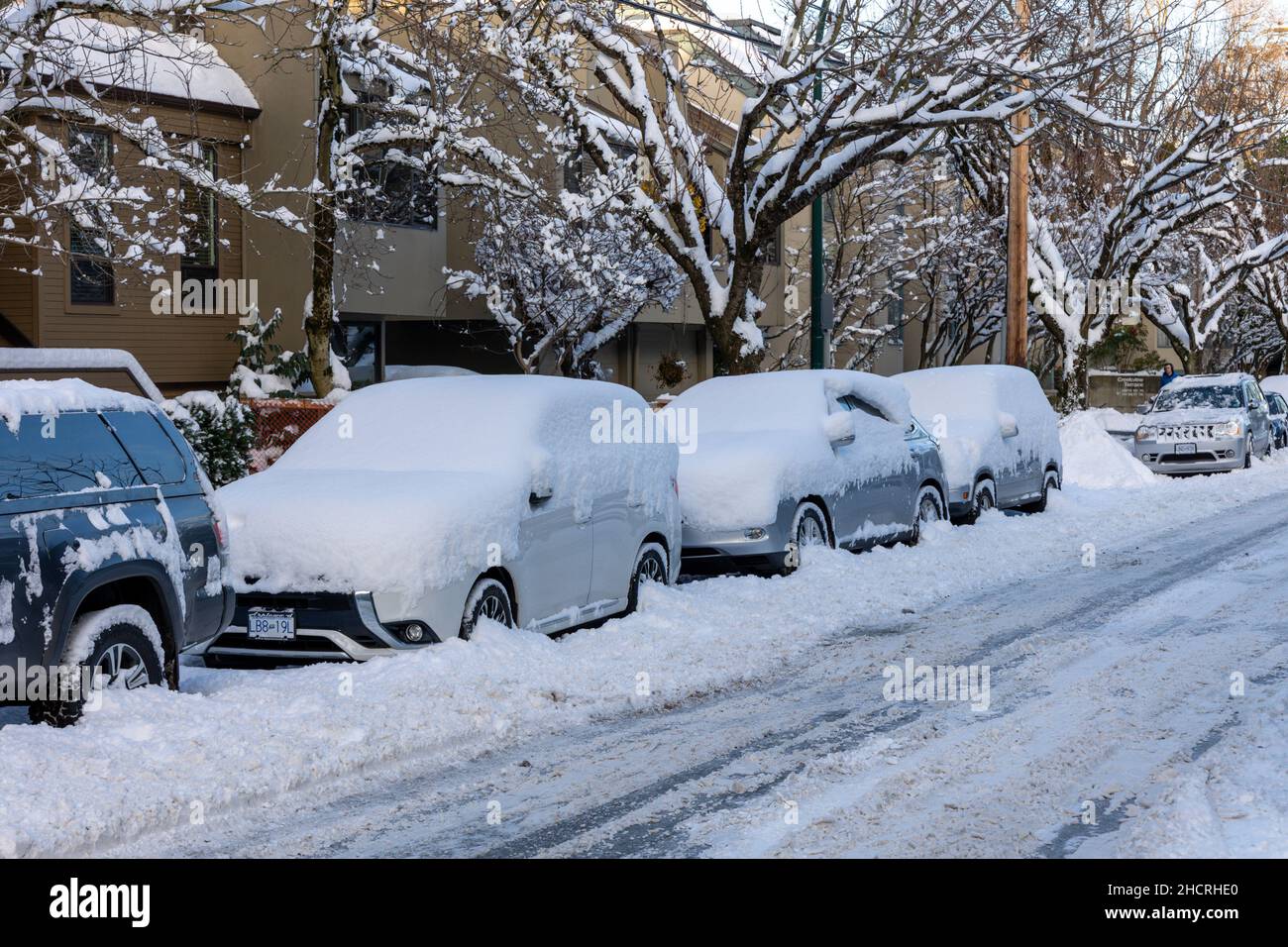 Vancouver, Canada - Circa 2021 : automobili sepolte nella neve dopo la nevicata di Natale Foto Stock