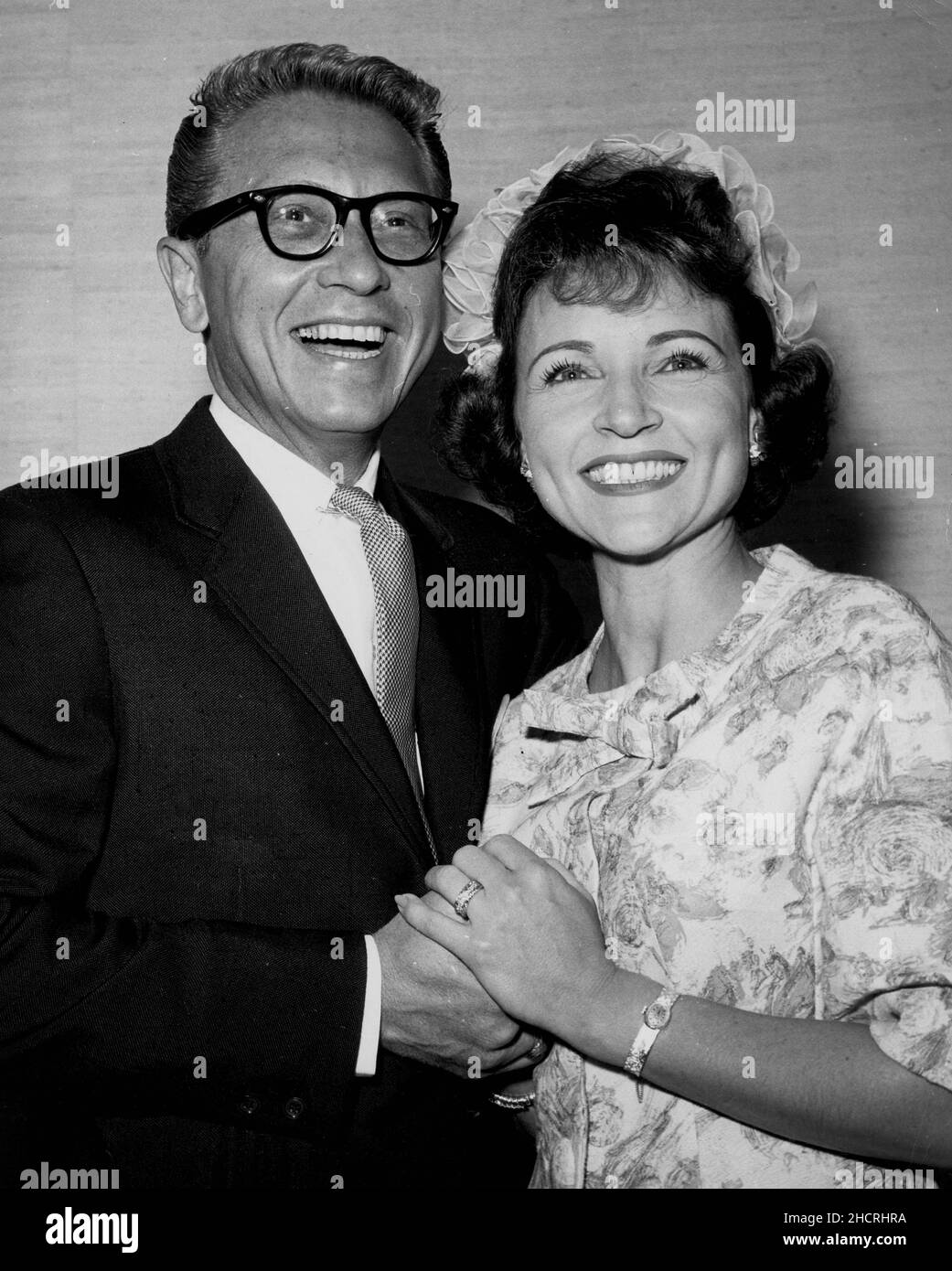 14 giugno 1963 - Las Vegas, Nevada, Stati Uniti - ALLEN LUDDEN e BETTY SORRISO BIANCO il loro giorno di nozze. I due si sposarono al Sands Hotel di Las Vegas. (Credit Image: © Globe Photos/ZUMA Wire) Foto Stock