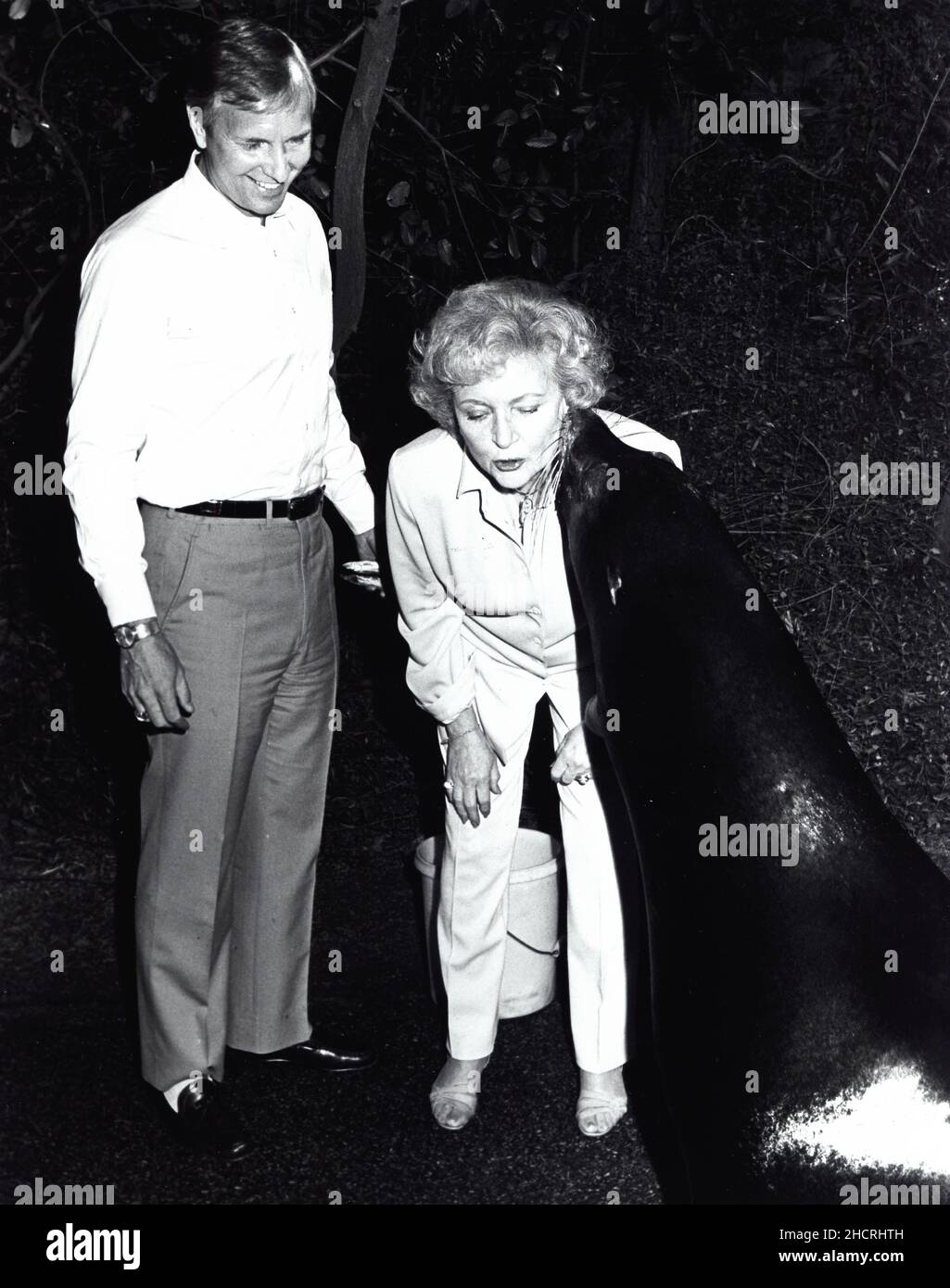 1989 - Los Angles, CA, USA - attrice e amante degli animali, BETTY WHITE ottiene un bacio da un sigillo durante una visita allo Zoo di Los Angeles. (Credit Image: © Globe Photos/ZUMA Wire) Foto Stock