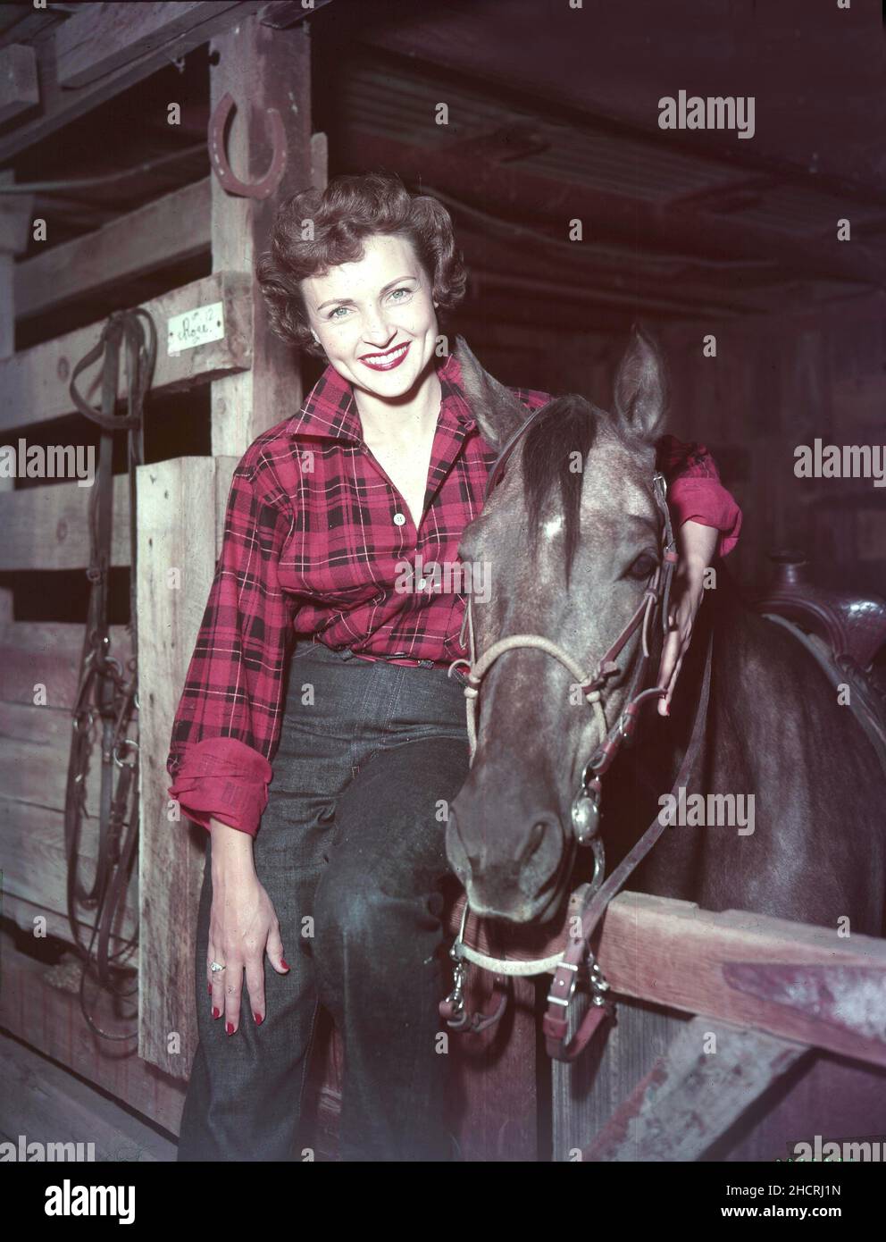 Circa 1955 - BETTY BIANCO sorride accanto ad un cavallo. Data esatta sconosciuta. (Credit Image: © Globe Photos/ZUMA Wire) Foto Stock