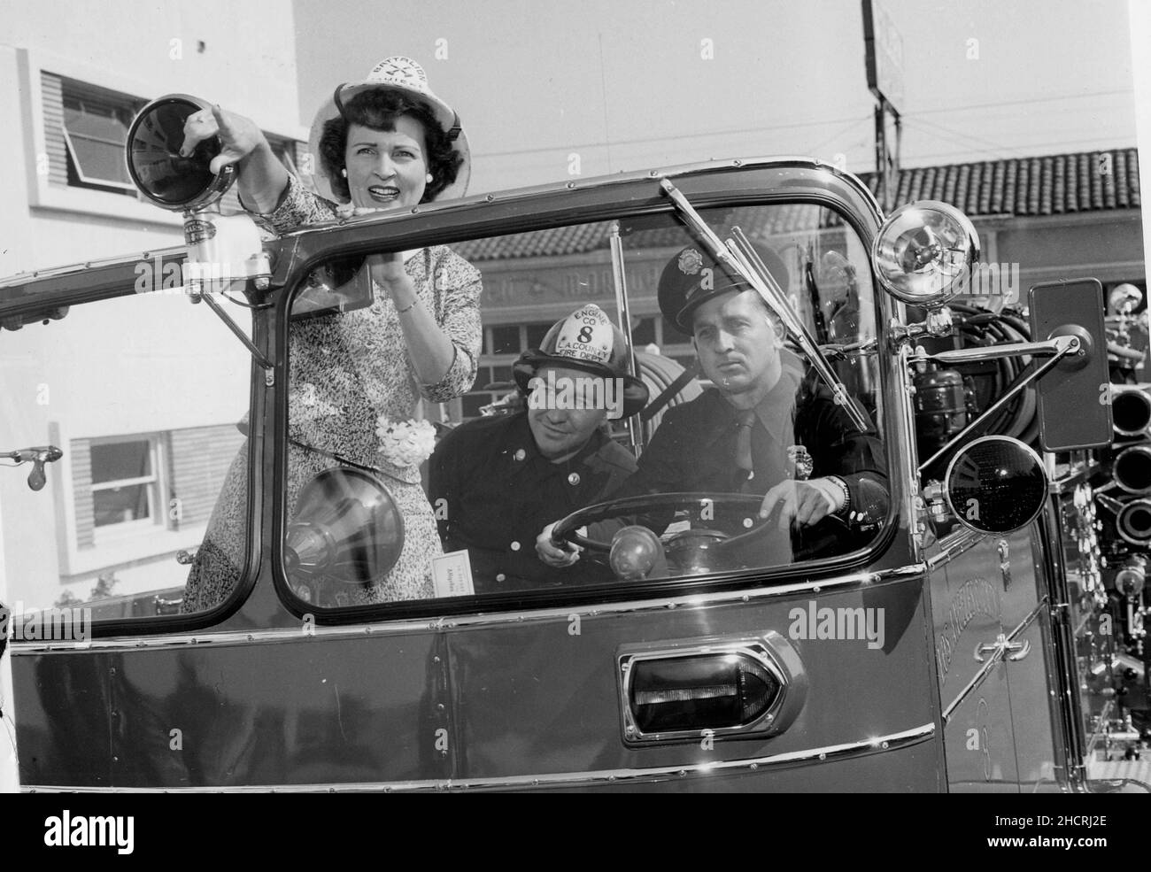 Circa 1957 - Hollywood, California, USA - BETTY WHITE visita il reparto dei vigili del fuoco per il suo programma televisivo "Date with the Angels". (Credit Image: © Globe Photos/ZUMA Wire) Foto Stock