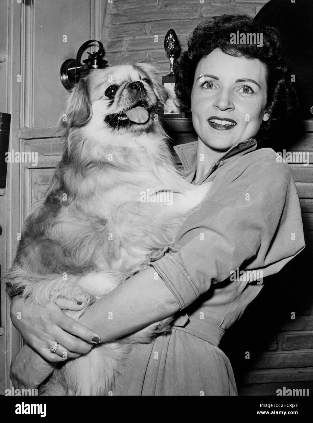 1954 - Los Angeles, California, Stati Uniti - attrice BETTY BIANCO, tiene il cane Bandy a casa sua. (Credit Image: © SMP/ZUMA Wire) Foto Stock