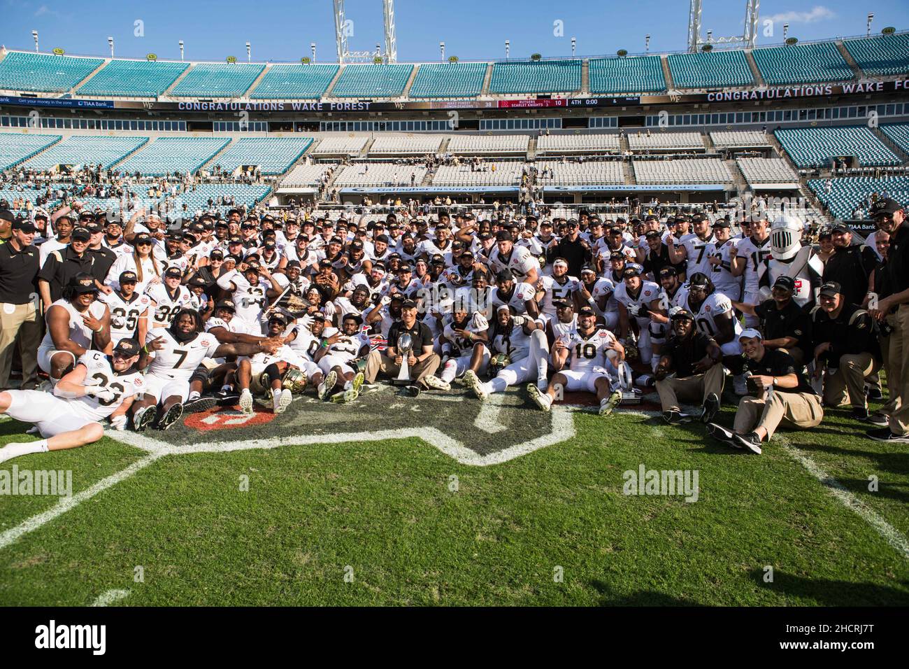 Jacksonville, Stati Uniti. 31st Dic 2021. 31 dicembre 2021: I Dacon di Wake Forest sconfiggono i Cavalieri di Scarlet Rutgers nel TaxSlayer Gator Bowl al TIAA Bank Field Jacksonville, FL. Wake Forest sconfigge Rutgers 38 - 10. Jonathan Huff/CSM. Credit: CAL Sport Media/Alamy Live News Foto Stock