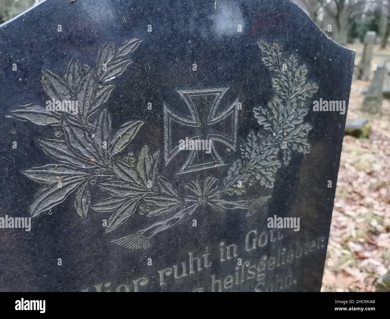 Eisernes Kreuz an einem Grabstein auf dem Soldatenfriedhof a Görlitz am 31.12.2021 Foto Stock