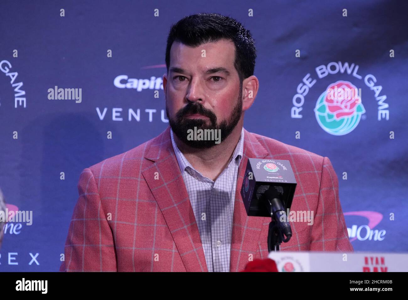 Ryan Day, allenatore degli Ohio State Buckeyes, parla ad una conferenza stampa del Rose Bowl, venerdì 31 dicembre 2021, a Los Angeles. Foto Stock