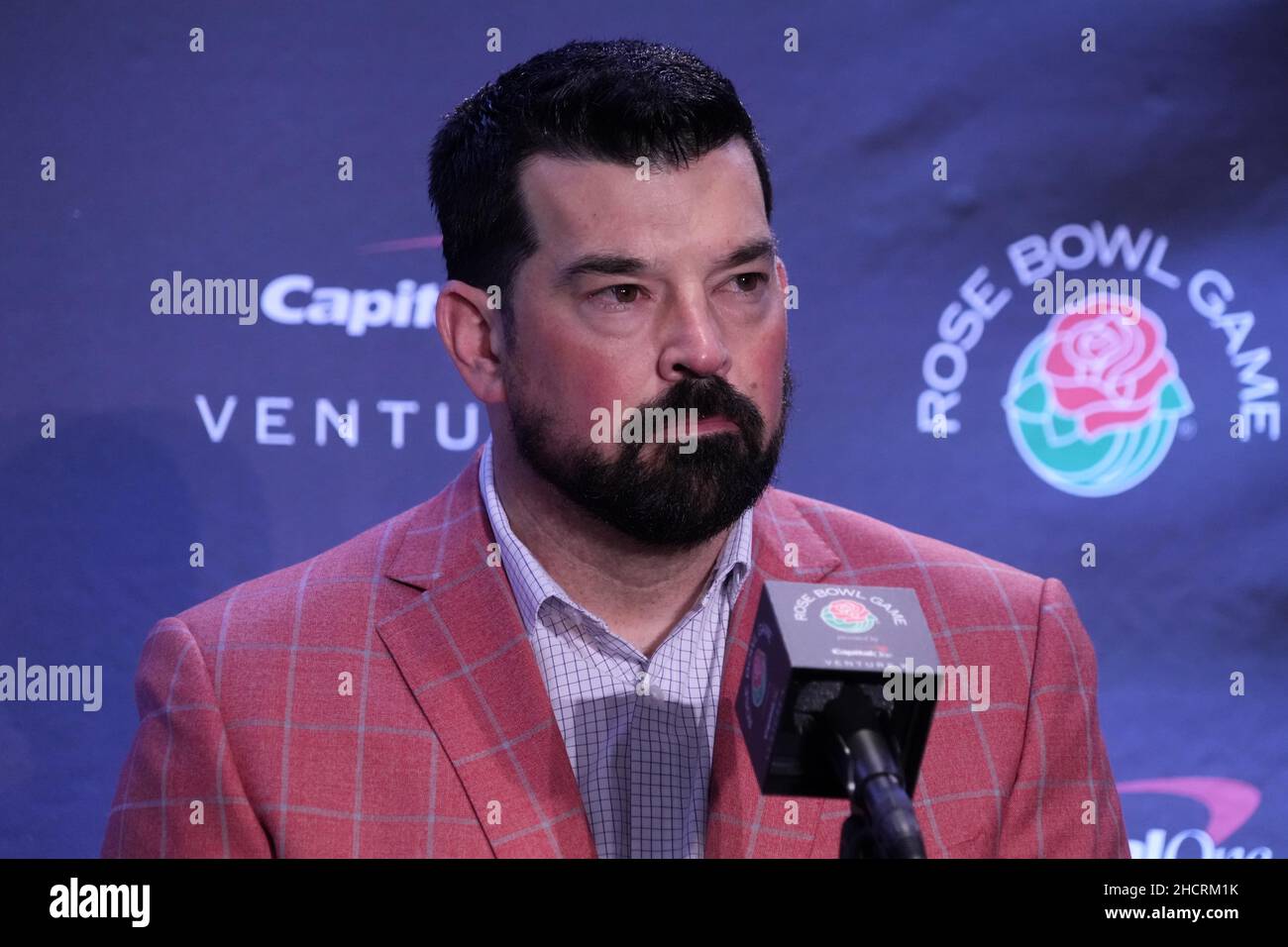 Ryan Day, allenatore degli Ohio State Buckeyes, parla ad una conferenza stampa del Rose Bowl, venerdì 31 dicembre 2021, a Los Angeles. Foto Stock