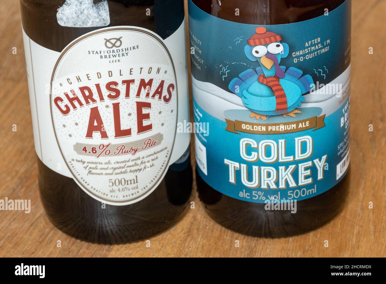 Due bottiglie di birre o birre a tema natalizio, con i nomi Christmas Ale e Cold Turkey Foto Stock Due bottiglie di birre o birre a tema natalizio, con i nomi Christmas Ale e Cold Turkey Foto Stock