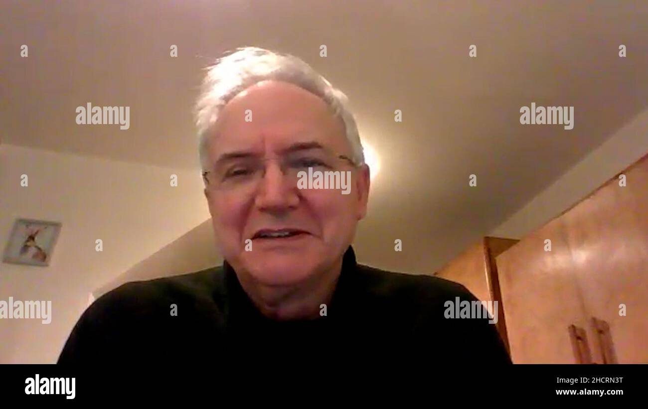 Screengrab preso da PA Video del professor Peter Openshaw che è stato fatto un CBE per i servizi alla medicina e all'immunologia nella lista di successi di nuovo anno. Data immagine: Venerdì 31 dicembre 2021. Foto Stock