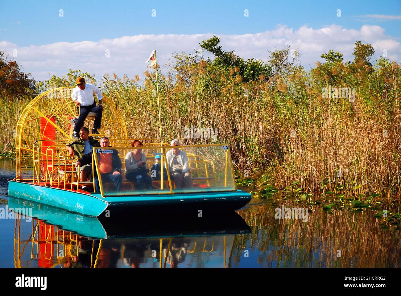 Una barca per tifosi si prepara a visitare le Wetlands delle Everglades, Florida Foto Stock