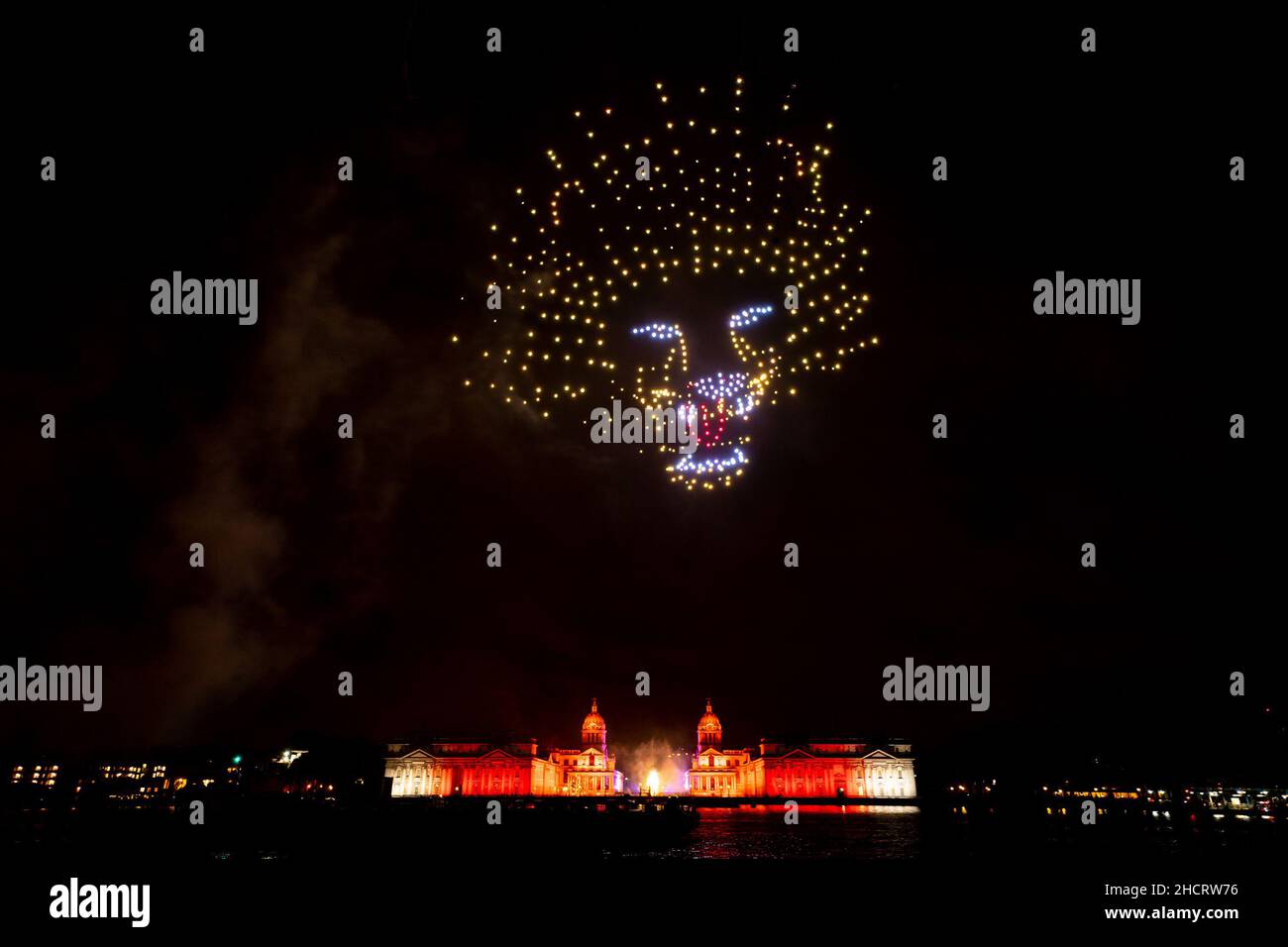 I fuochi d'artificio illuminano il cielo notturno su Londra mentre formano un'esposizione di luce mentre la normale esposizione di fuochi d'artificio di Capodanno di Londra è stata cancellata a causa della pandemia di coronavirus. Data immagine: Venerdì 31 dicembre 2021. Foto Stock