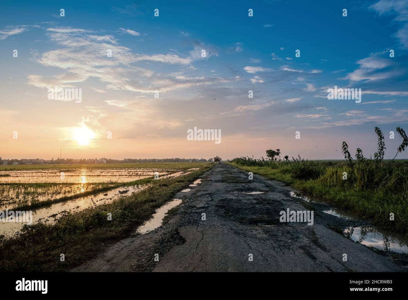 Vista spettacolare del cielo serale alla fine della strada Foto Stock